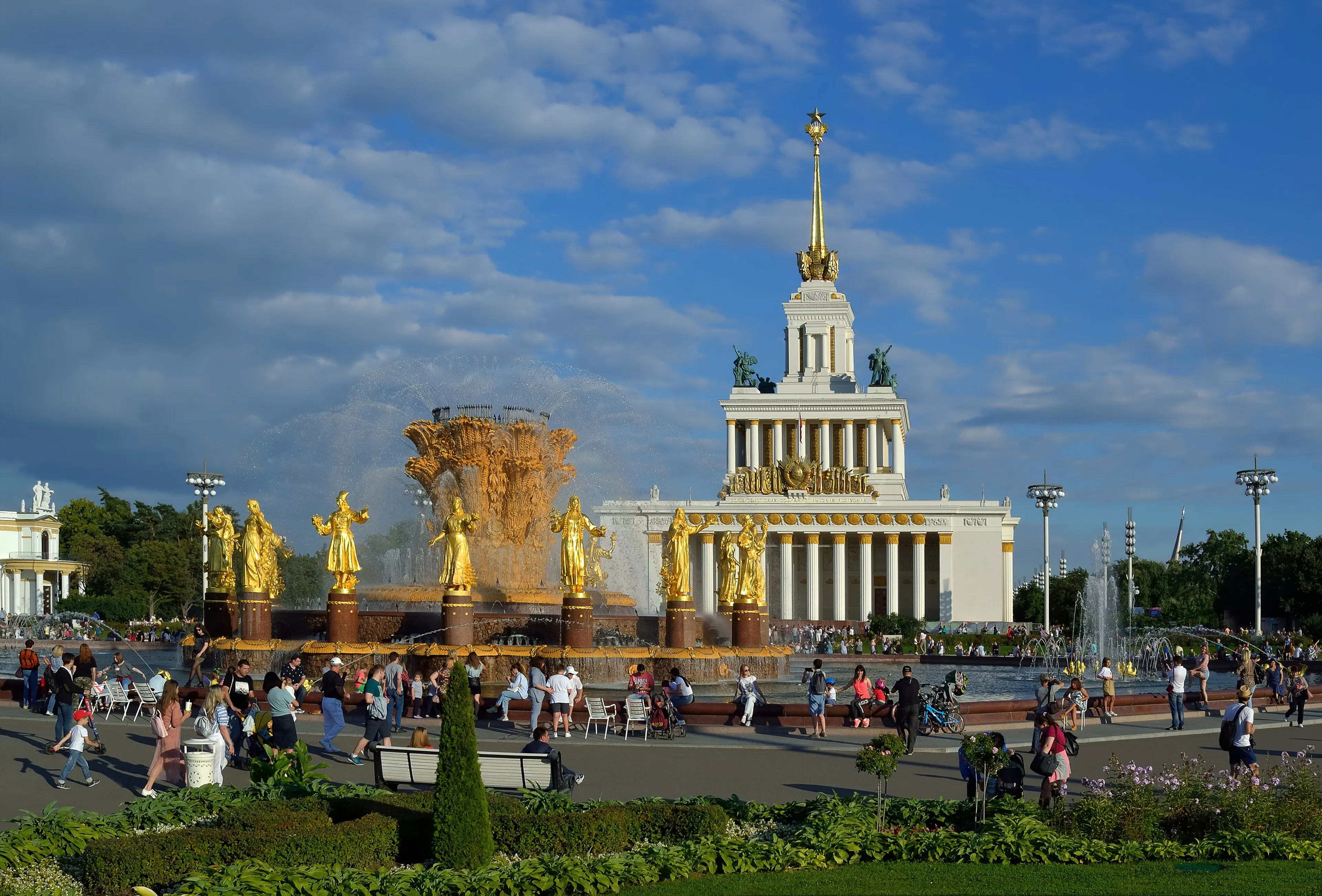 Фонтан «Дружба народов» и Центральный павильон ВДНХ